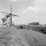 151019 Gezicht op een molen ter hoogte van Hazerswoude met op de achtergrond een electrisch treinstel mat. 1964 (plan ...